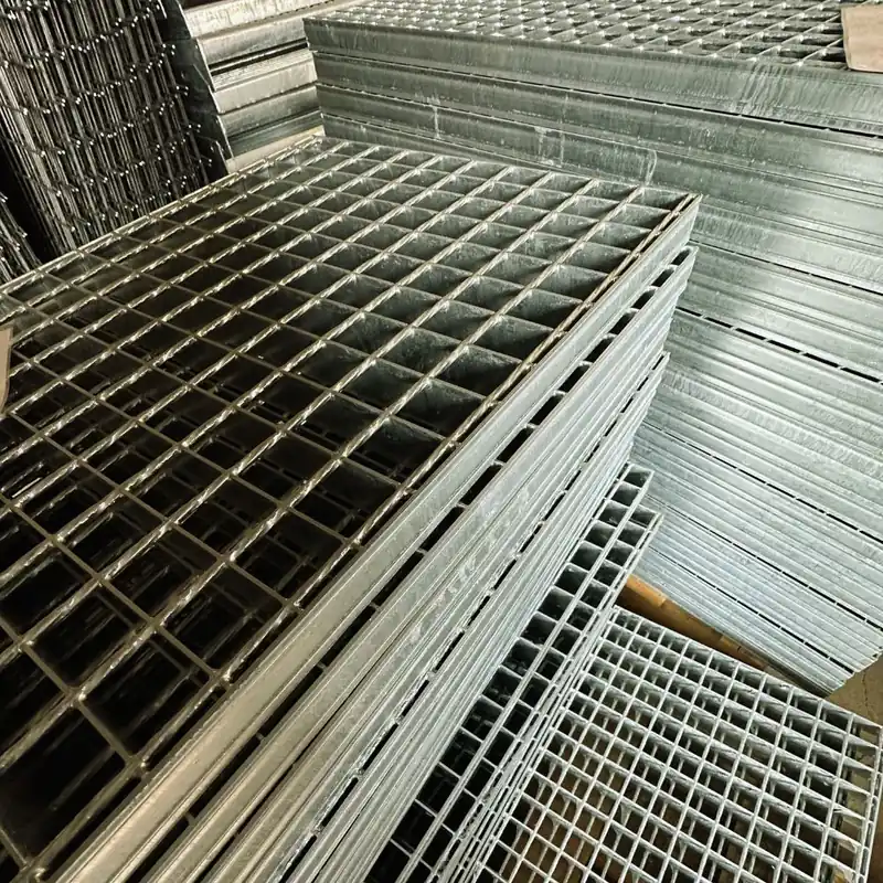 Schodišťový stupeň pozink – 600 x 270/30x3 mm